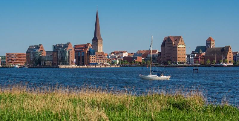 Blick über die Warnow auf die Hansestadt Rostock